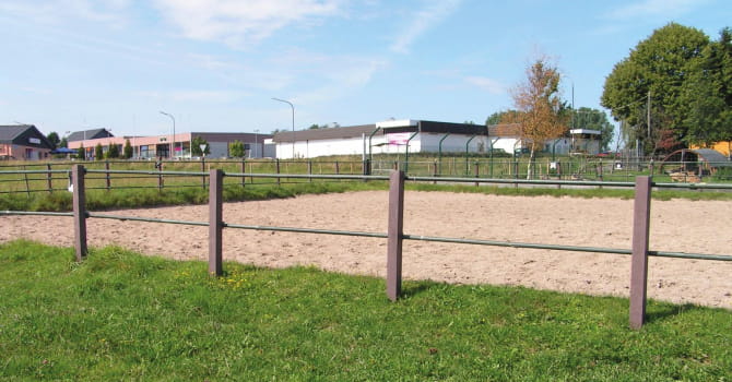 Rundpfosten, Vierkantpfosten, Pfähle, Bretter, Balken, Paddockplatten, Terrassenbeläge